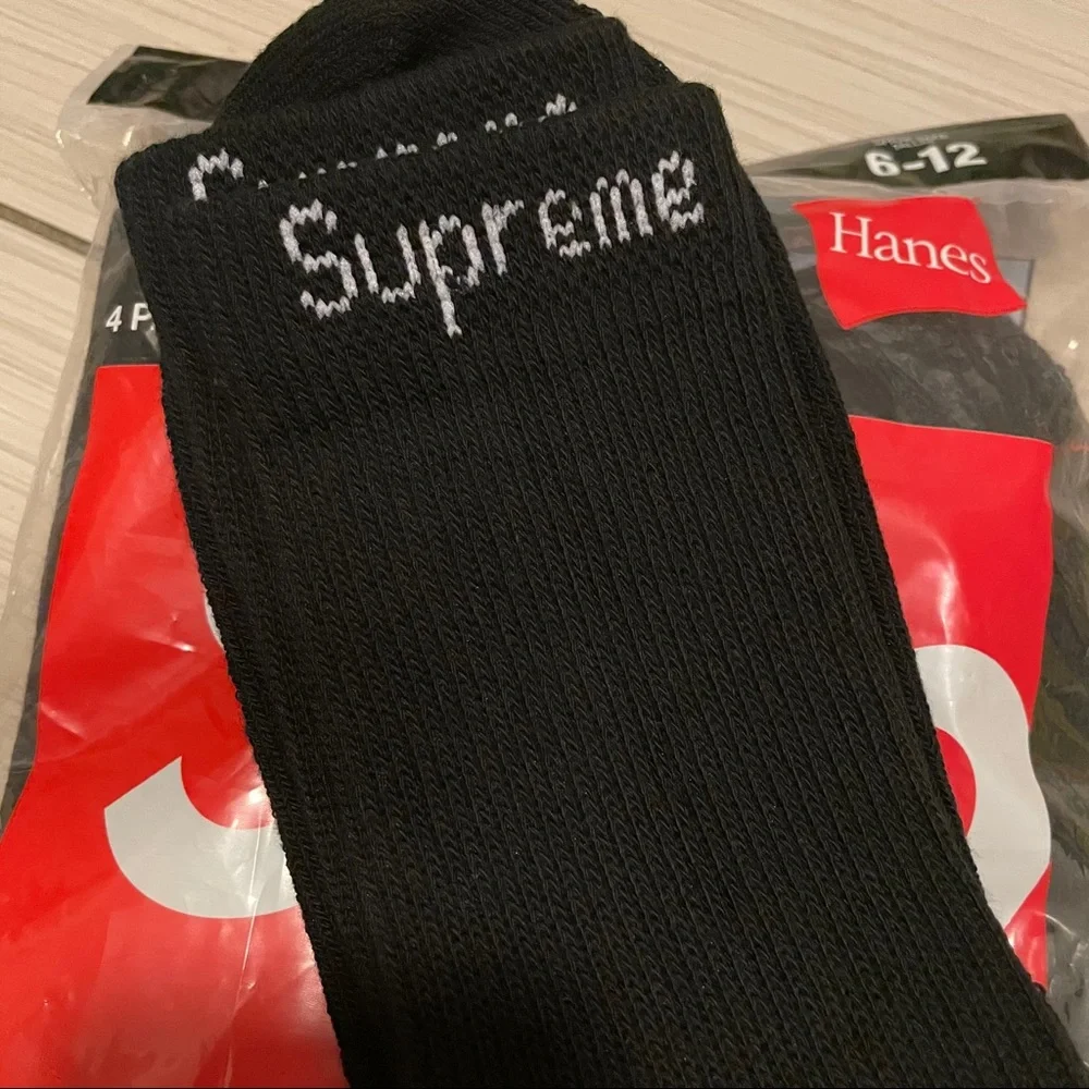 1 pair supreme x Hanes crew black socks